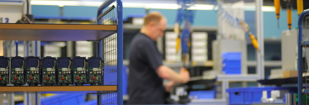 BEKO TECHNOLOGIES Headerbild Mann in Werkstatt mit Regalen